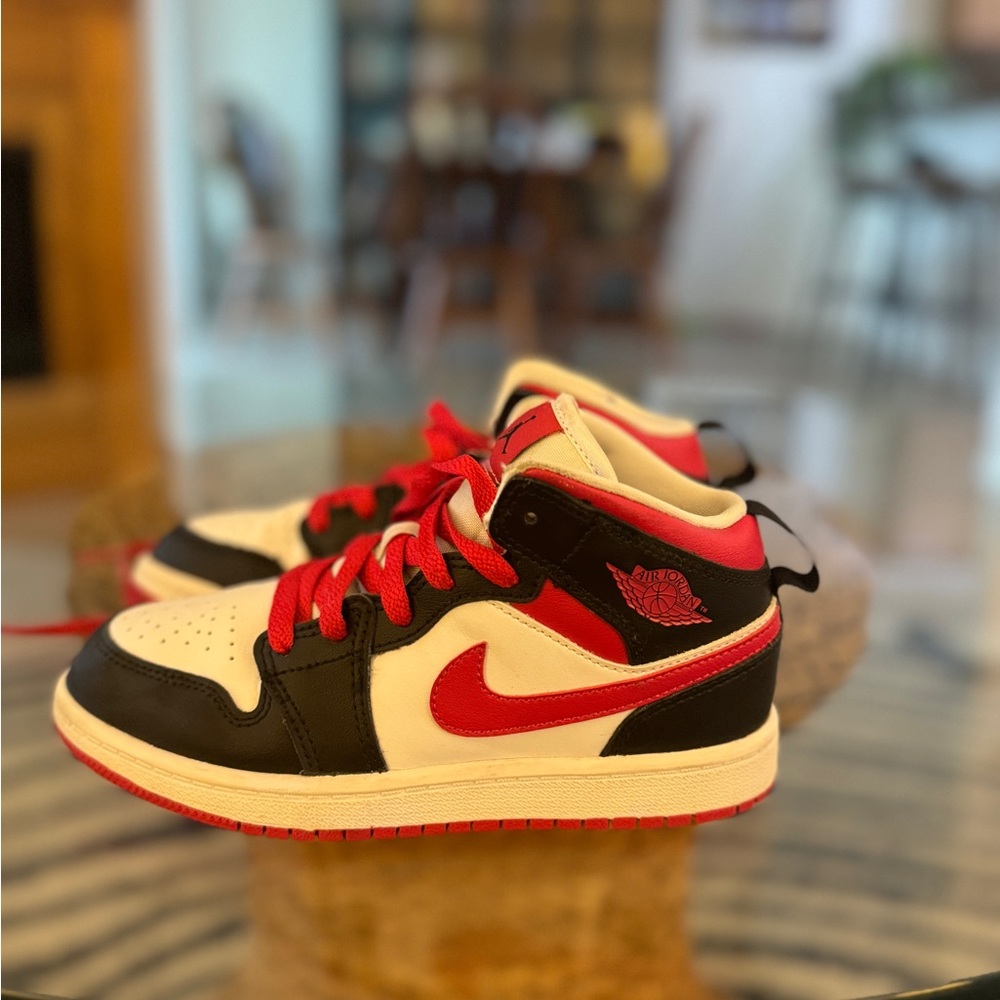 Jordan 1 Mid
Gym Red Black White size 13.5